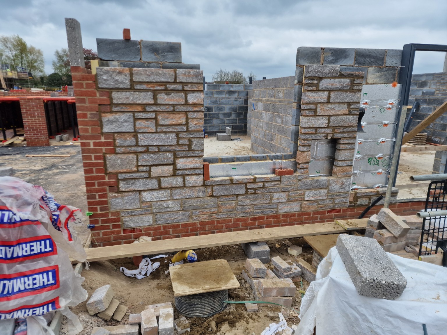 Mixed masonry around structural openings